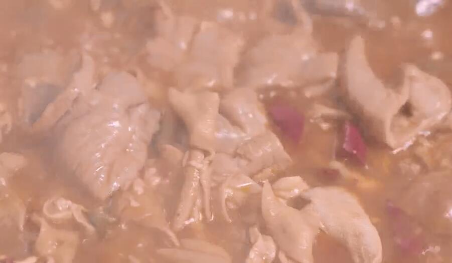 王老三肥肠炖鸡杂，没有三碗米饭降不住